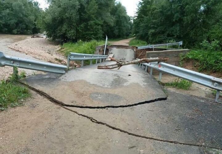 В Краснодарском крае рухнул один мост, а второй – на грани разрушения