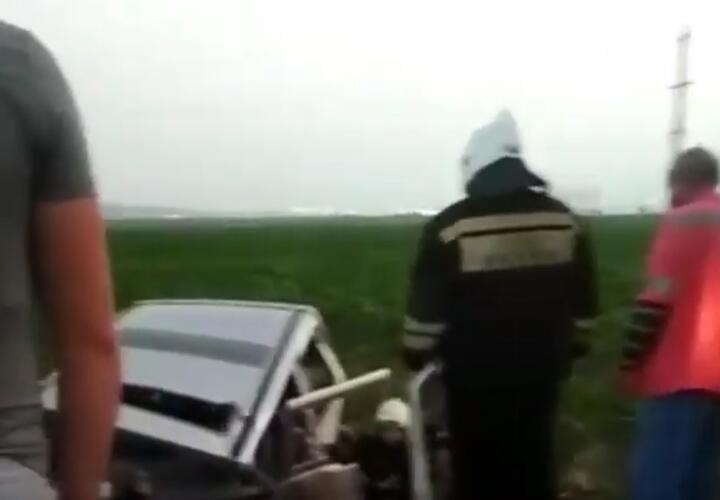 В Краснодарском крае водитель иномарки погиб в страшной аварии ВИДЕО
