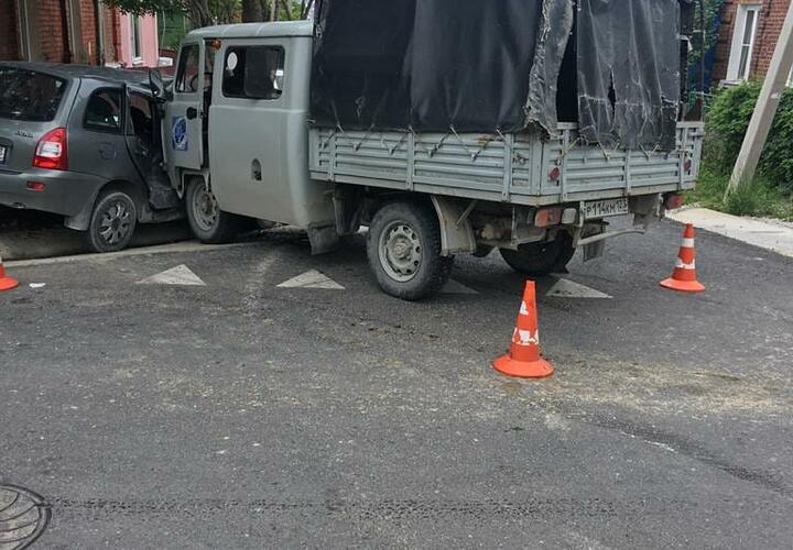 В Новороссийске в ДТП с УАЗом и легковушкой пострадали три человека