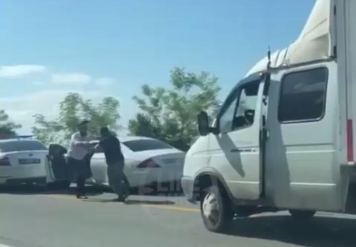 В Сочи буйного водителя «Мерседеса» арестовали на 12 суток ВИДЕО