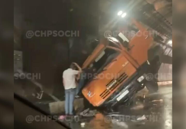 В Сочи перевернувшийся в туннеле грузовик преградил путь автомобилистам
