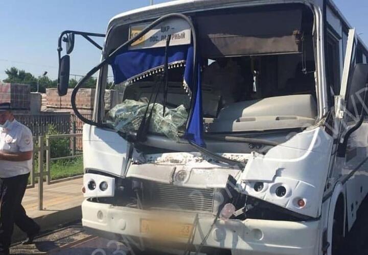 Автобус с людьми протаранил грузовик на выезде из Краснодара
