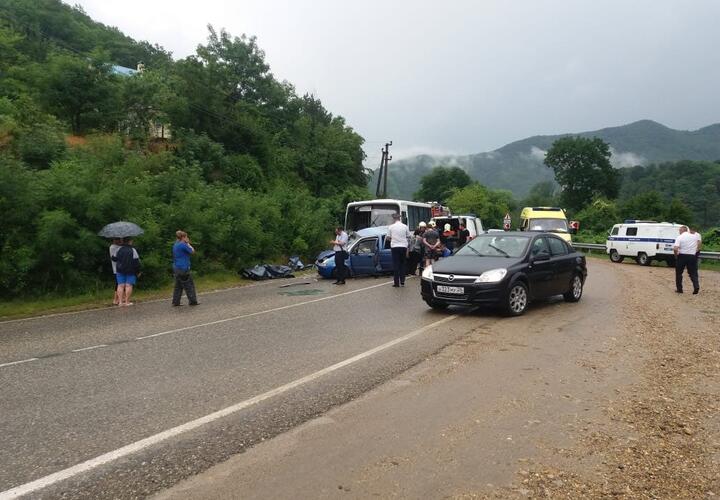 На Кубани в аварии погибли 11-летняя девочка и водитель малолитражки