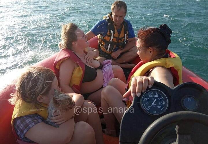 В Анапе трех женщин и собаку унесло в открытое море