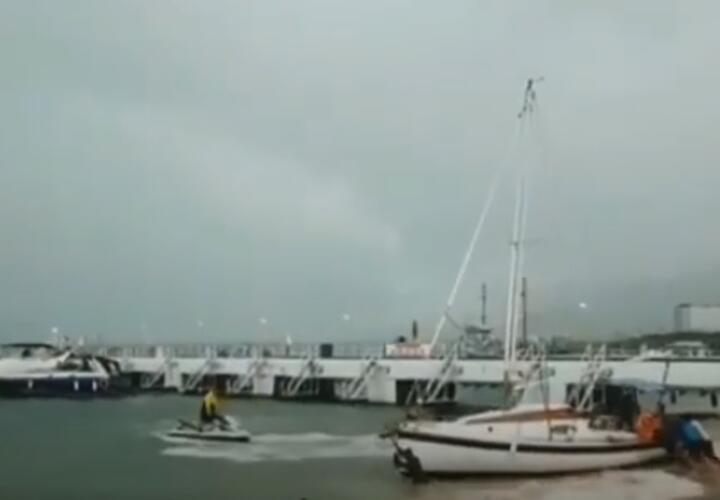 В Геленджике на берег выбросило яхту ВИДЕО