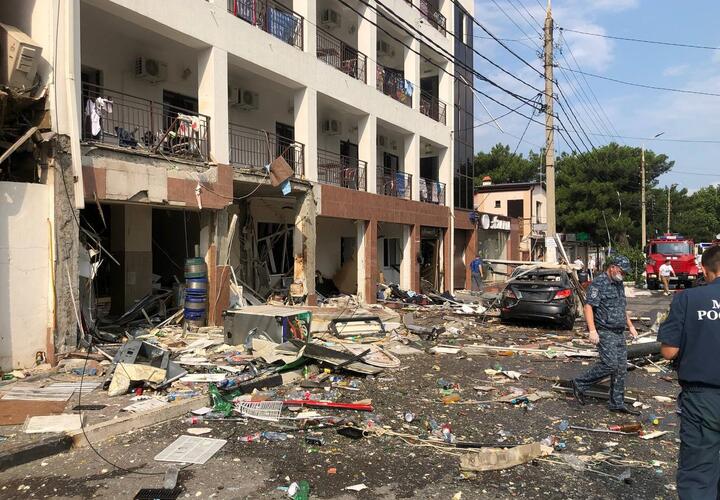 В Геленджике после взрыва газа пострадали пять домов и автомобили