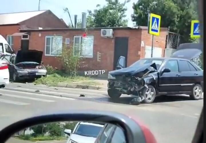 В Краснодаре 20-летний водитель протаранил иномарку