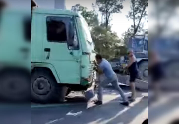 В Краснодаре опрокинутый мусоровоз стал причиной пробки на Красных Партизан ВИДЕО
