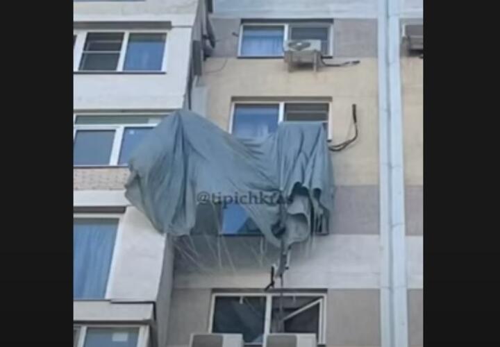 В Краснодаре парашютист приземлился на окно многоэтажки ВИДЕО