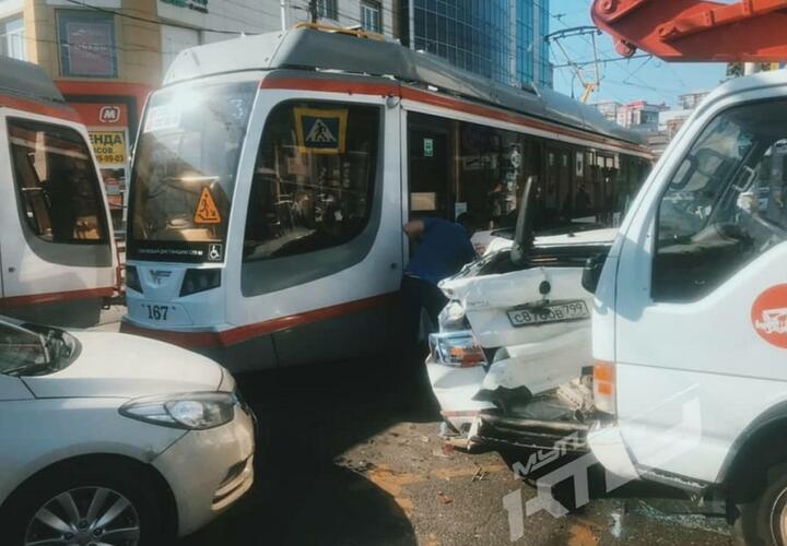 В Краснодаре произошло ДТП с участием трамвая и двух иномарок