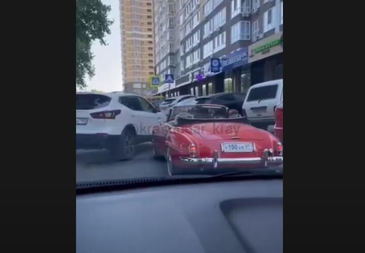 В Краснодаре уникальный ретро Mercedes попал в аварию ВИДЕО