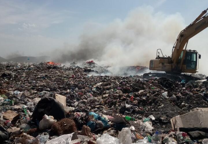 В Краснодарском крае два человека пять часов тушили мусорный полигон