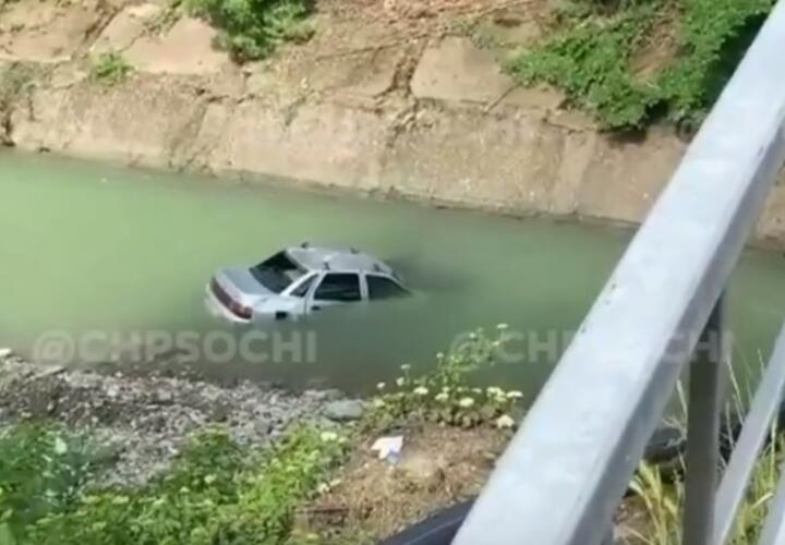 В Сочи автомобиль улетел в реку ВИДЕО