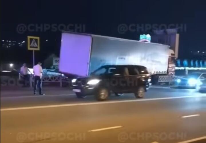 В Сочи фура без водителя снесла дорожное ограждение ВИДЕО