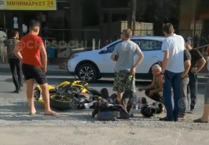 В Сочи мотоциклист с пассажиром протаранил столб ВИДЕО