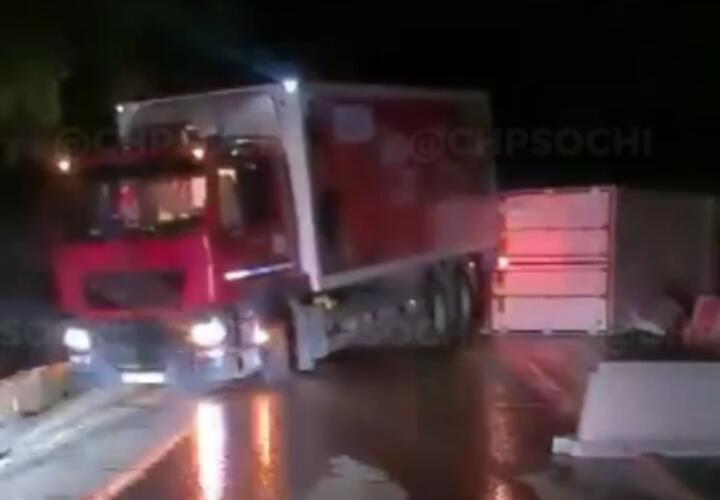 В Сочи на трассе перевернулся полуприцеп грузовика ВИДЕО