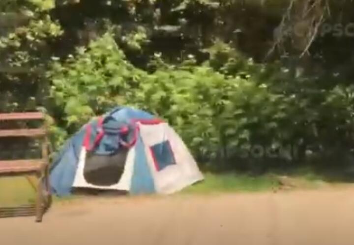 В Сочи водитель фуры жил в палатке после ДТП ВИДЕО