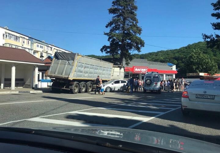 В Туапсинском районе неуправляемый грузовик снес торговые павильоны ВИДЕО