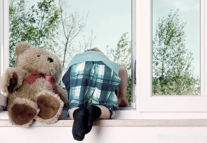 Четырехлетний малыш выпал из окна в Краснодаре