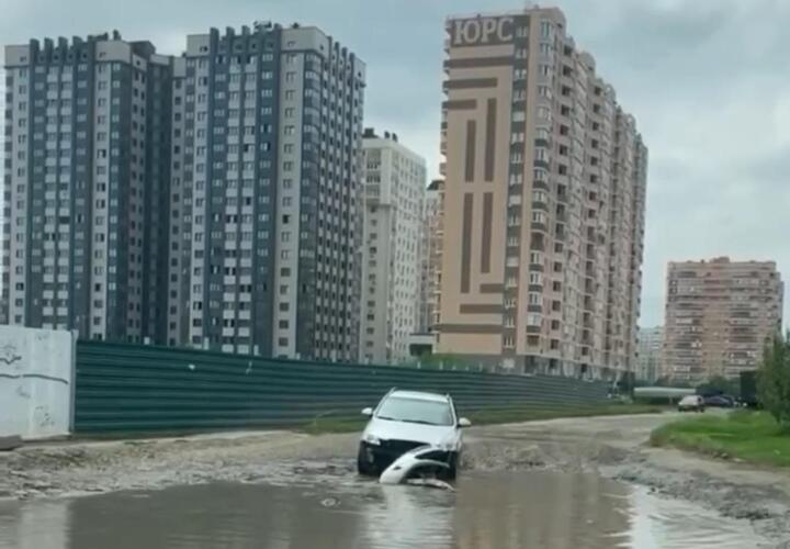 Краснодарцы продолжают тонуть на машинах, хотя нет дождя ВИДЕО