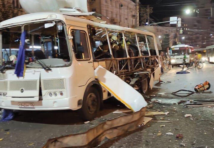 После взрыва рейсового автобуса в центре города пострадали 14 человек ВИДЕО