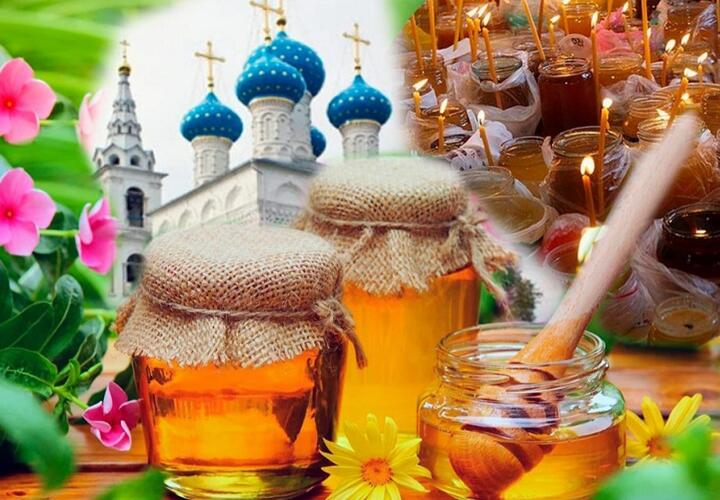 Православные верующие отмечают сегодня Медовый Спас