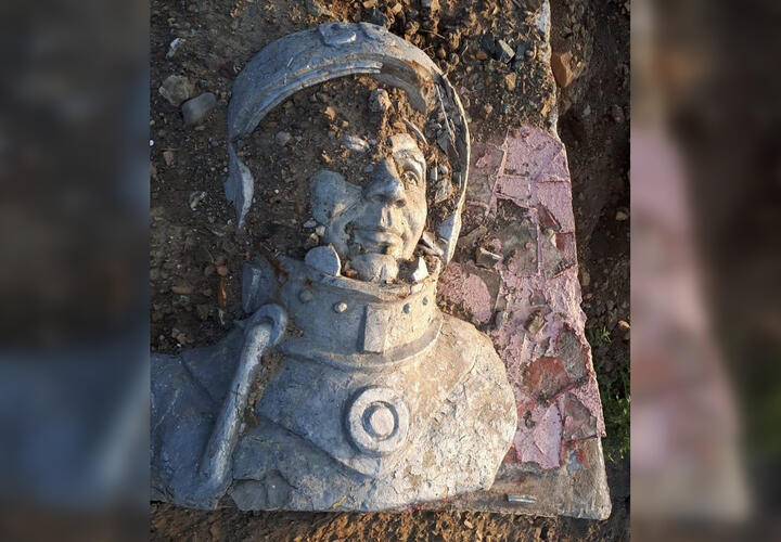 Теряем ценности: жители обнаружили выброшенный памятник Гагарину