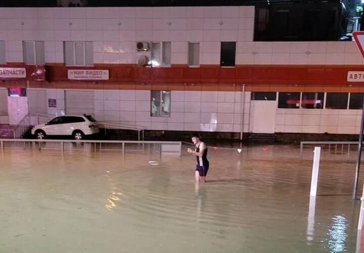 Улицы Сочи «поплыли» после ночного дождя ВИДЕО