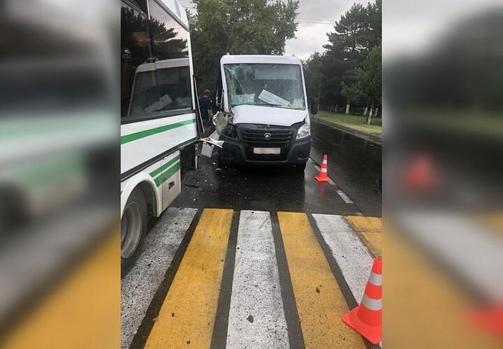 В Анапе при столкновении маршруток пострадали 6 человек ВИДЕО