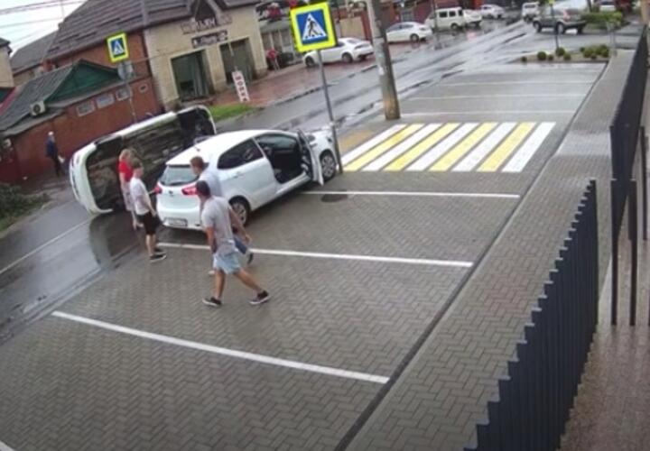 В Краснодаре неправильно припаркованный автомобиль спровоцировал ДТП ВИДЕО