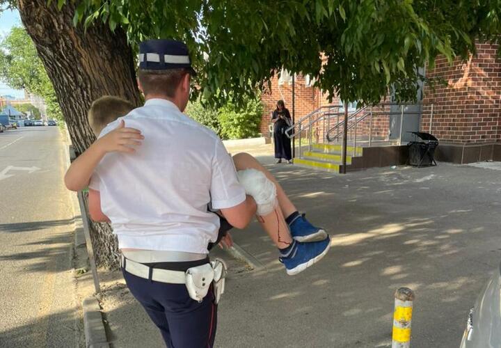 В Краснодаре полицейский доставил ребенка с рваной раной бедра в больницу
