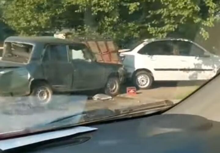 В Краснодаре столкнулись шесть легковых автомобилей ВИДЕО