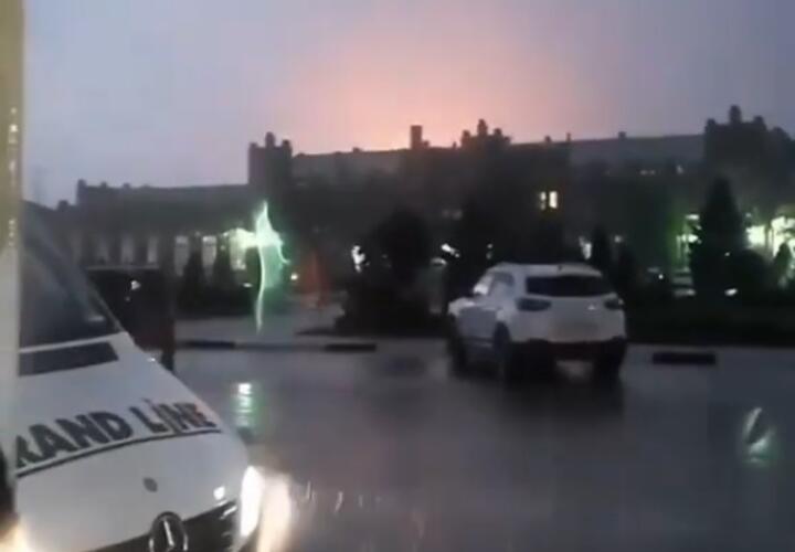 В Краснодарском крае молния ударила в линию электропередачи ВИДЕО