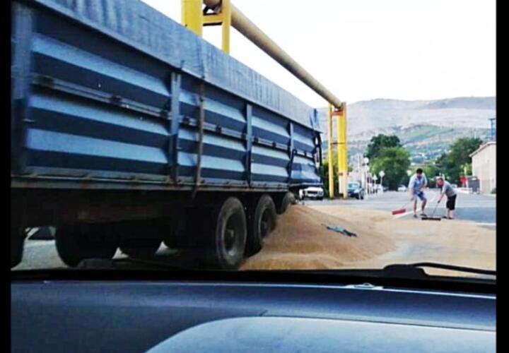 В Новороссийске тепловоз протаранил грузовик с зерном ВИДЕО