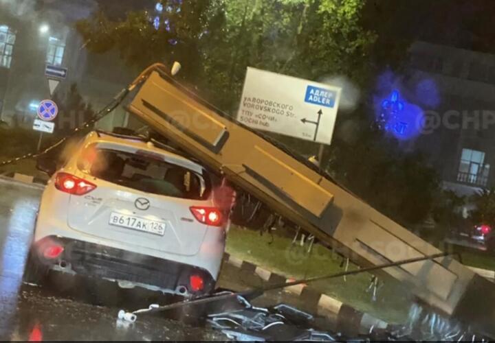 В Сочи огромный рекламный щит упал на машину с людьми ВИДЕО