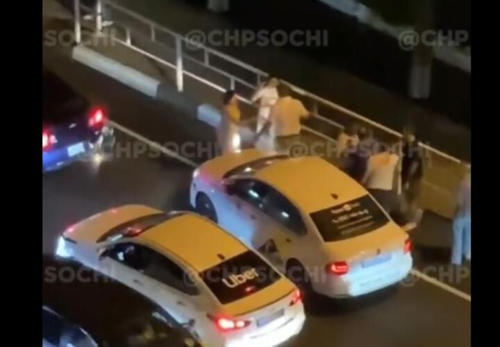 В Сочи водители устроили массовую драку на трассе ВИДЕО