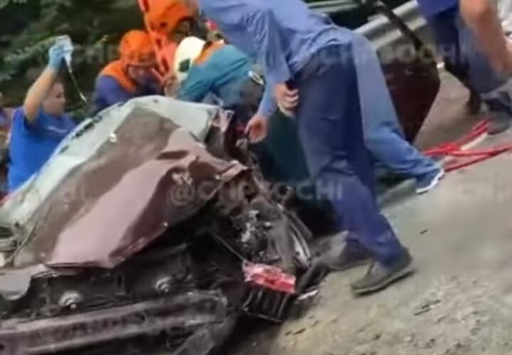 В Туапсинском районе легковушка превратилась в груду металла ВИДЕО