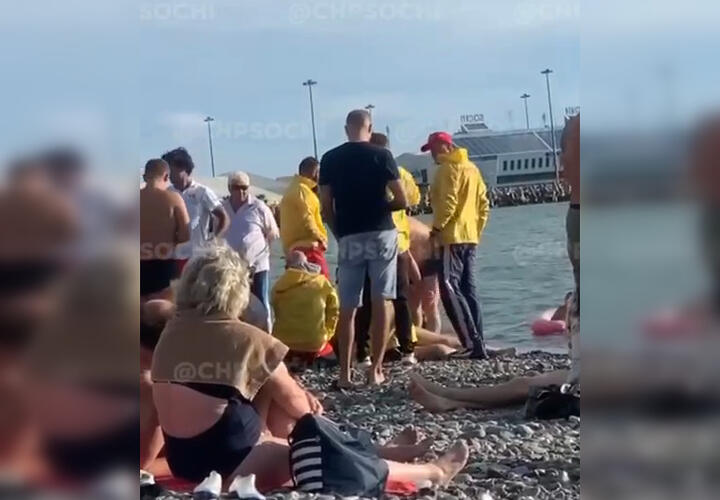 На пляже в Сочи турист резко потерял сознание ВИДЕО