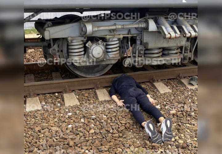 В Адлере пассажирский поезд насмерть сбил молодого человека