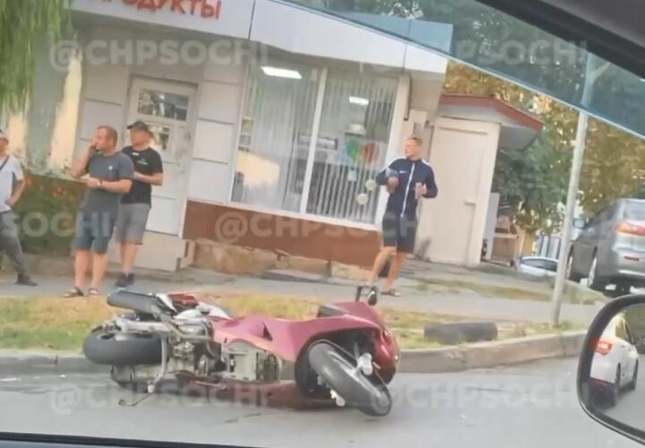 В Центральном районе Сочи сбили мотоциклиста