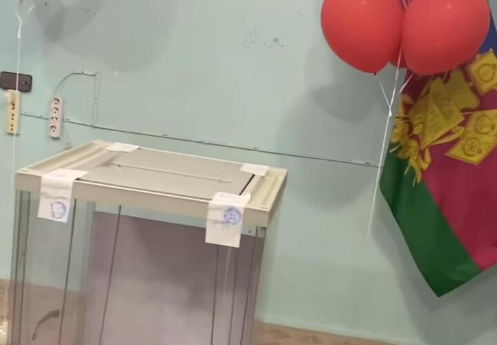 В Геленджике шариками закрыли видеокамеру на избирательном участке ВИДЕО