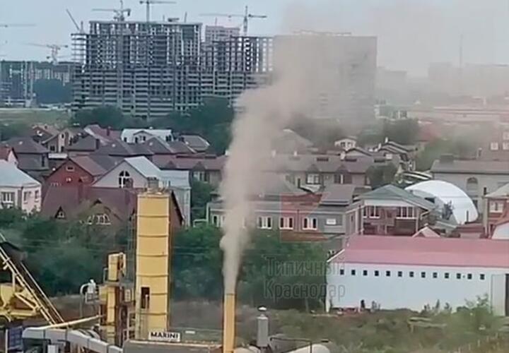 В Краснодаре асфальтобетонный завод несколько дней загрязняет воздух 