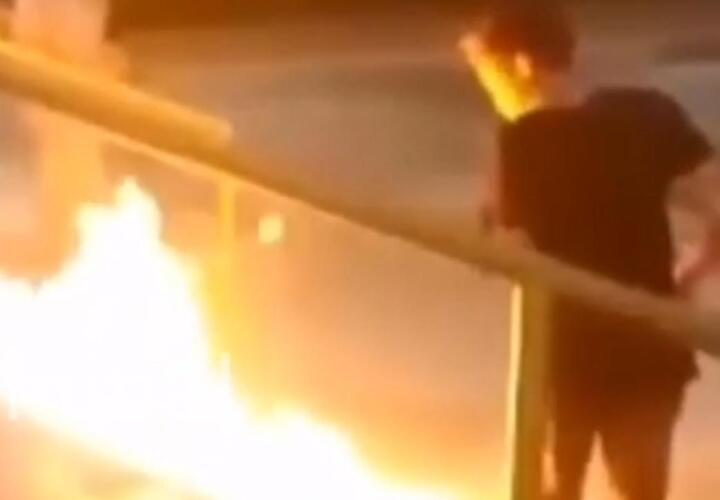 В Краснодаре дети «играют» с огнем напротив политрекламы мэра ВИДЕО