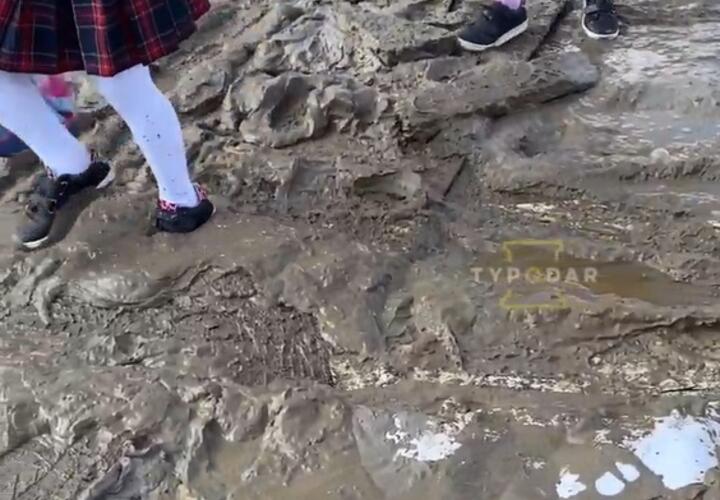 В Краснодаре дети месят грязь по пути в школу