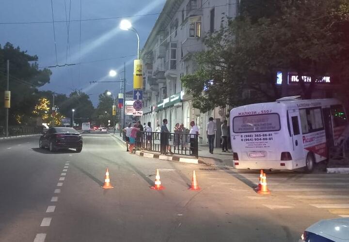 В Новороссийске иномарка врезалась в маршрутку с пассажирами