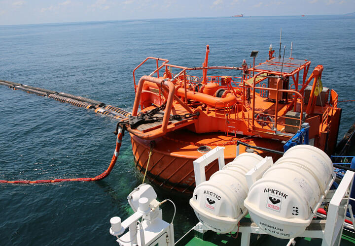 В Новороссийске снова заработает причальное устройство, откуда в море вылилась нефть