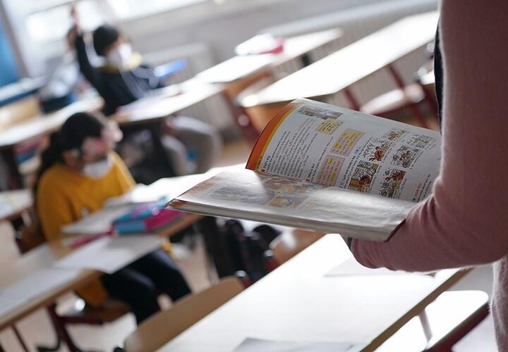 В России началась проверка школьного учебника со ссылкой на порносайт