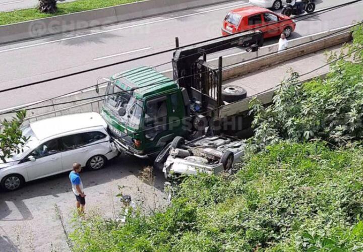 В Сочи грузовик без тормозов стал причиной массовой аварии ВИДЕО