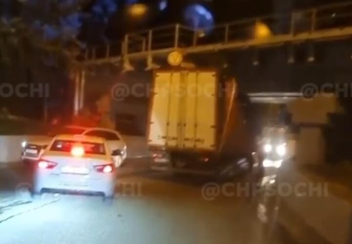 В Сочи грузовик застрял под «мостом глупости» ВИДЕО