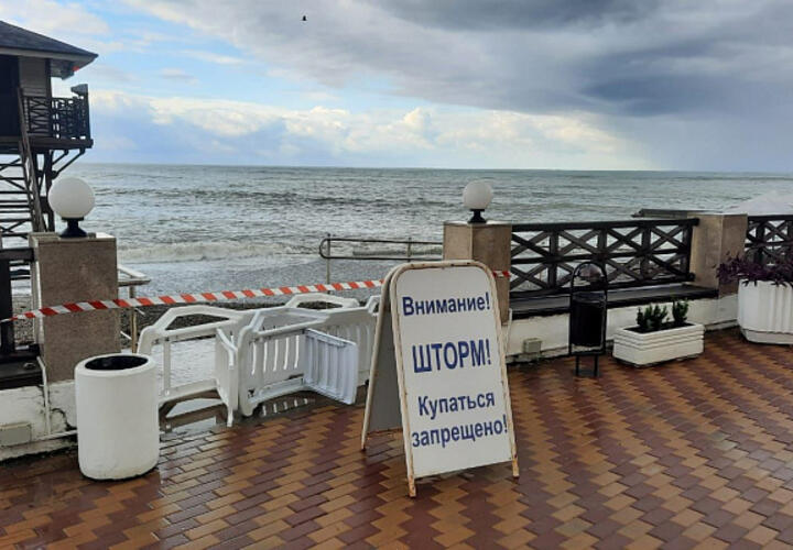 В Сочи и Анапе из-за шторма запретили заходить в море